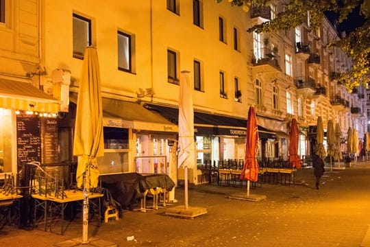 Hochgestellte Stühle und Bänke im Schanzenviertel.