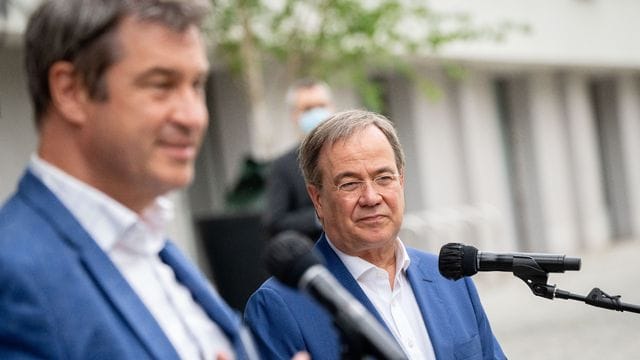 Eine Mehrheit der Unionsanhänger findet, Markus Söder (l) sollte Armin Laschet als Kanzlerkandidaten ersetzen.