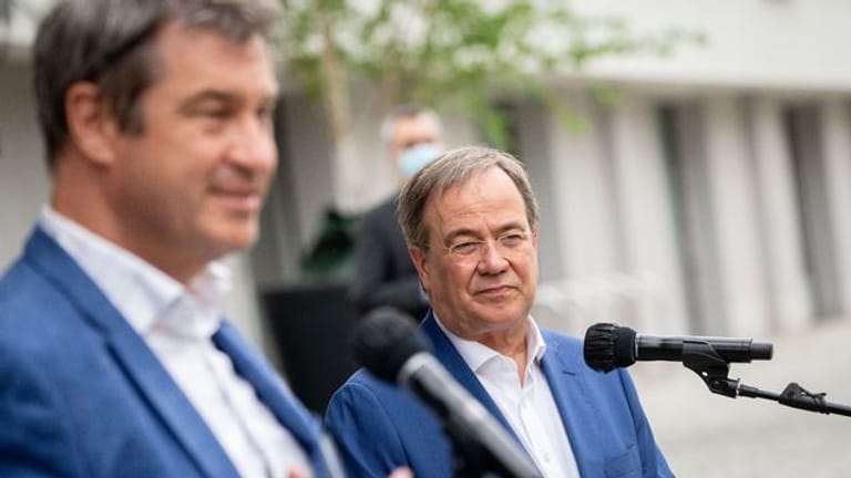 Eine Mehrheit der Unionsanhänger findet, Markus Söder (l) sollte Armin Laschet als Kanzlerkandidaten ersetzen.