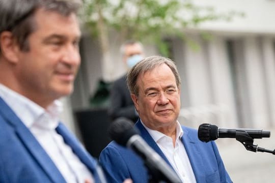 Eine Mehrheit der Unionsanhänger findet, Markus Söder (l) sollte Armin Laschet als Kanzlerkandidaten ersetzen.