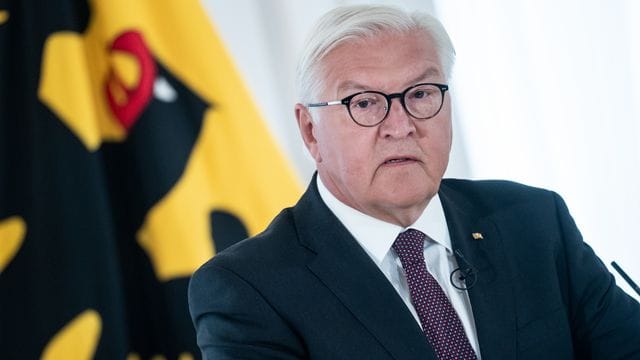Bundespräsident Frank-Walter Steinmeier beginnt heute einen dreitägigen Besuch in Tschechien. Bundespräsident Frank-Walter Steinmeier beginnt heute einen dreitägigen Besuch in Tschechien.