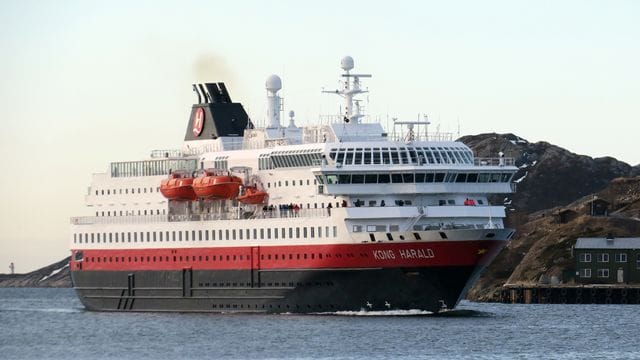 Die "Kong Harald" ist eines von rund einem Dutzend Schiffen der Hurtigruten Reederei (Archivbild).