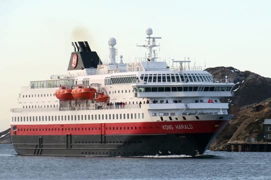 Die "Kong Harald" ist eines von rund einem Dutzend Schiffen der Hurtigruten Reederei (Archivbild).