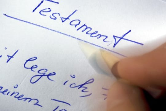 Ein Testament wird verfasst.