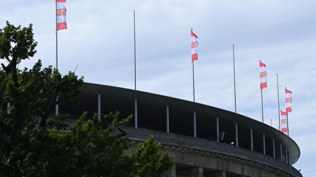 Rote Fahnen am Olympiastadion: Der 1.