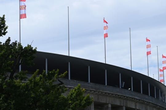 Rote Fahnen am Olympiastadion: Der 1.