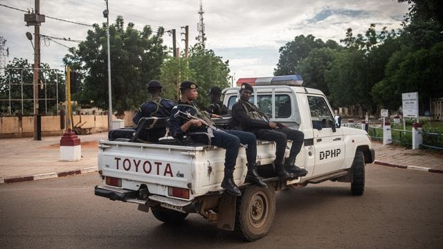 Das Archivfoto zeigt Sicherheitskräfte in Nigers Hauptstadt Niamey. Das Archivfoto zeigt Sicherheitskräfte in Nigers Hauptstadt Niamey.