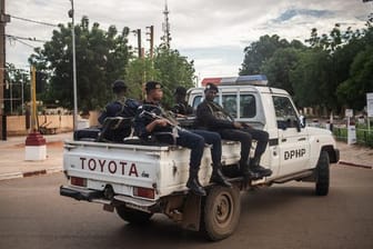 Das Archivfoto zeigt Sicherheitskräfte in Nigers Hauptstadt Niamey.
