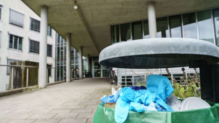 Benutzte Einweg-Handschuhe in einem Abfallbehälter auf dem Campus der Technischen Universität Darmstadt.