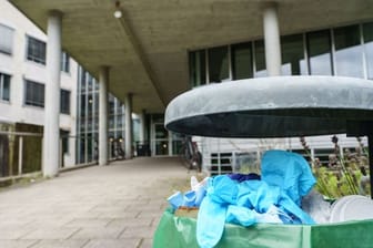 Benutzte Einweg-Handschuhe in einem Abfallbehälter auf dem Campus der Technischen Universität Darmstadt.