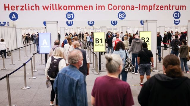 Schlangestehen im Impfzentrum in den Hamburger Messehallen.