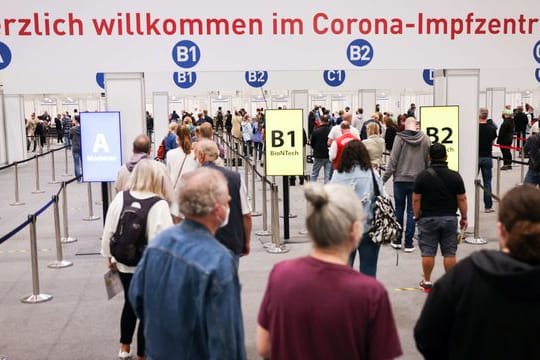 Schlangestehen im Impfzentrum in den Hamburger Messehallen.