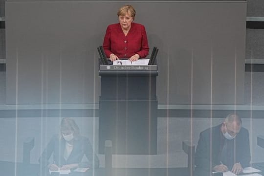 Bundeskanzlerin Angela Merkel hat eine intensive Aufarbeitung der Hintergründe des Desasters in Afghanistan angekündigt.