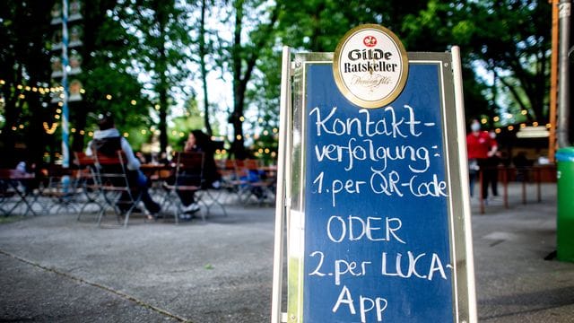 Wer in Baden-Württemberg ins Restaurant geht, wird sich in Zukunft wohl deutlich seltener registrieren müssen. Wer in Baden-Württemberg ins Restaurant geht, wird sich in Zukunft wohl deutlich seltener registrieren müssen.