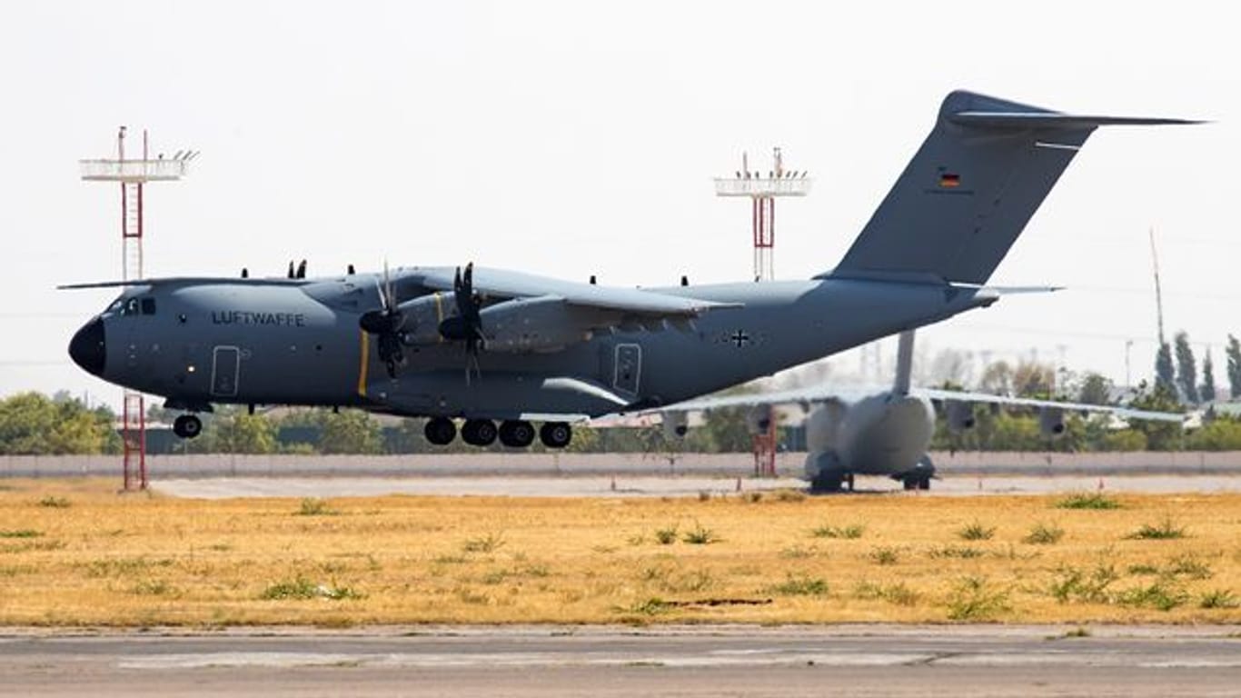 Ein deutscher Airbus A400M landet mit aus Kabul evakuierten Personen auf dem international Airport Taschkent.