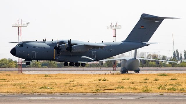 Ein deutscher Airbus A400M landet mit aus Kabul evakuierten Personen auf dem international Airport Taschkent. Ein deutscher Airbus A400M landet mit aus Kabul evakuierten Personen auf dem international Airport Taschkent.