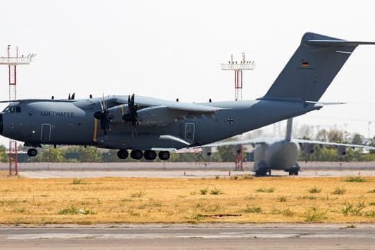 Ein deutscher Airbus A400M landet mit aus Kabul evakuierten Personen auf dem international Airport Taschkent.