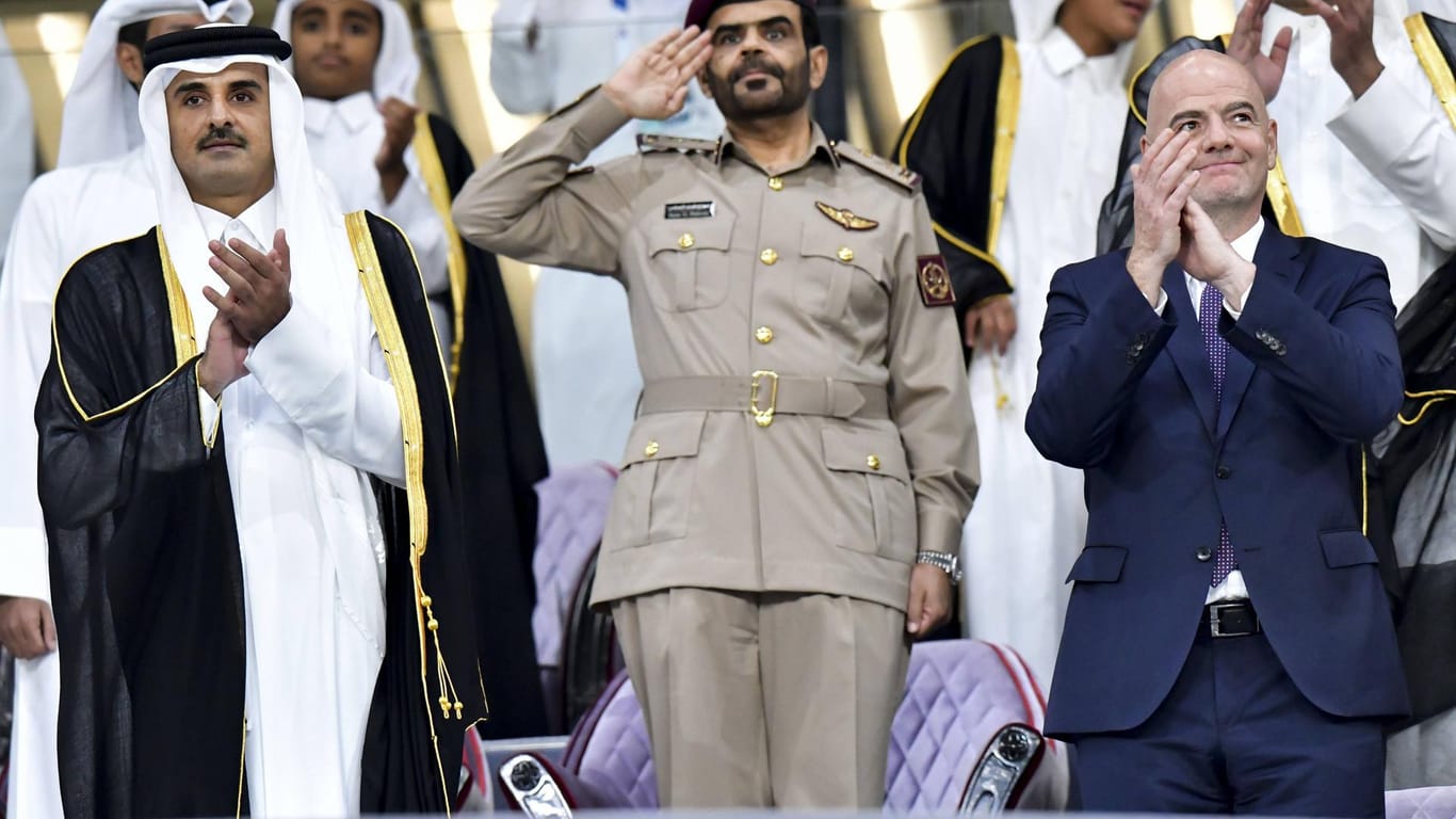 Katars Regierungsoberhaupt Emir Scheich Tamim bin Hamad Al-Thani (l.) neben Fifa-Präsident Gianni Infantino (r.).