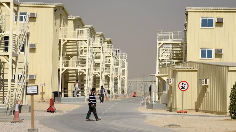 So strukturiert und aufgeräumt wie hier in Al-Khor, rund 60 Kilometer entfernt von der Hauptstadt Doha, sehen nicht alle Siedlungen mit Unterkünften für die Gastarbeiter aus.