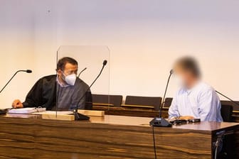 Der Verurteilte (r) und sein Anwalt im Freiburger Lansgericht.