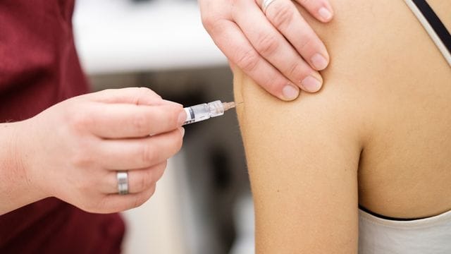 In Deutschland sind mittlerweile 100,2 Millionen Impfdosen verabreicht worden. In Deutschland sind mittlerweile 100,2 Millionen Impfdosen verabreicht worden.