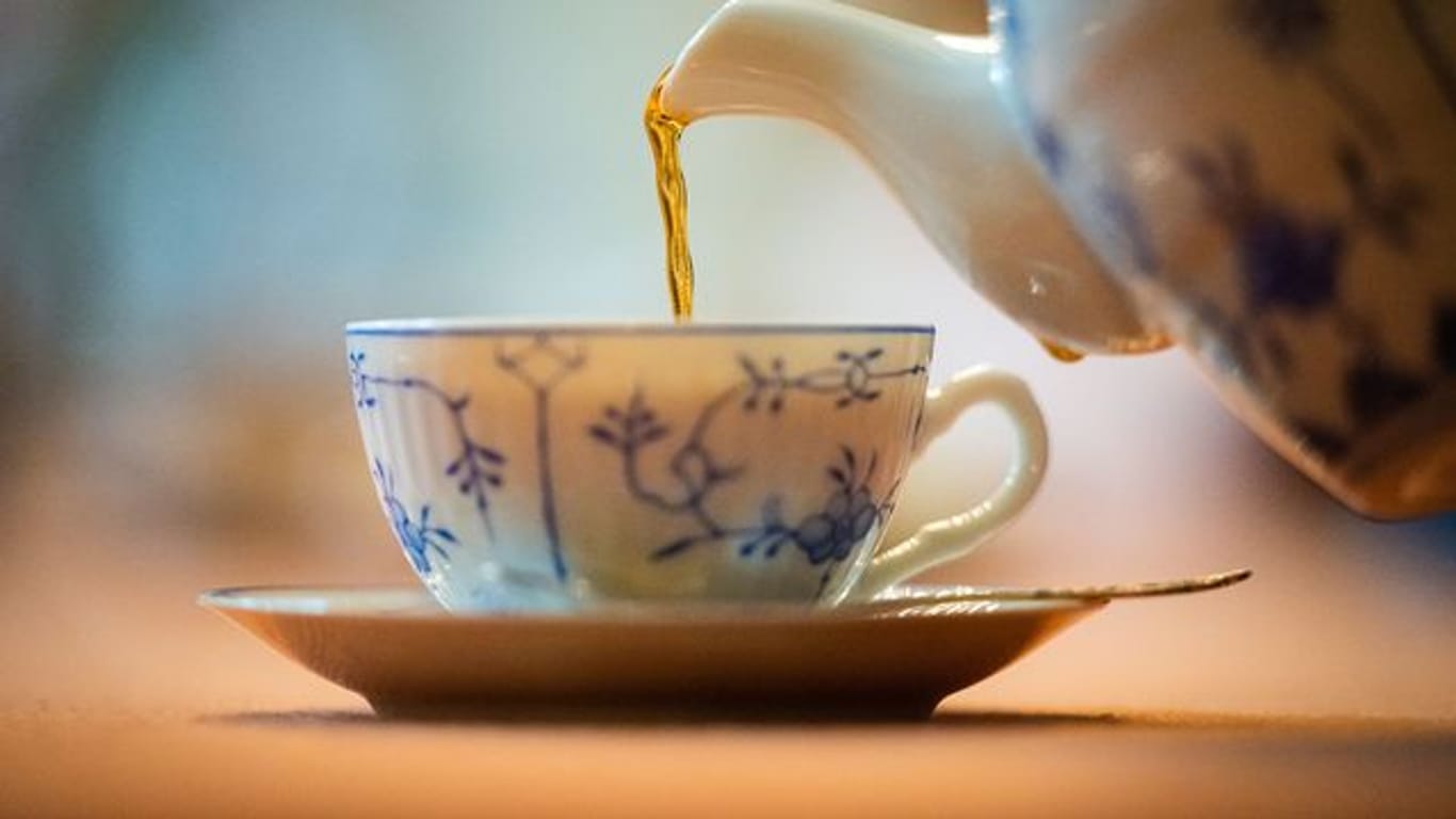 Mit einem Pro-Kopf-Verbrauch von 300 Litern pro Jahr haben die Ostfriesen den Weltrekord in Teetrinken beurkundet bekommen.