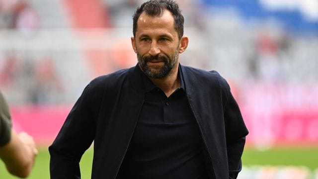 Kritisiert erneut die Pfiffe der Bayern-Fans gegen Leroy Sané: Hasan Salihamidzic. Kritisiert erneut die Pfiffe der Bayern-Fans gegen Leroy Sané: Hasan Salihamidzic.