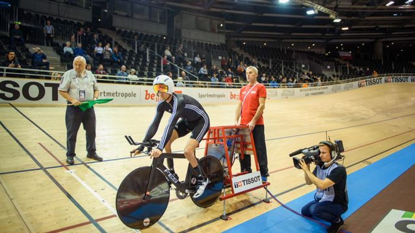 Der deutsche Paralympics-Fahnenträger Michael Teuber hat bei der Bahnrad-Verfolgung die Final-Läufe klar verpasst.