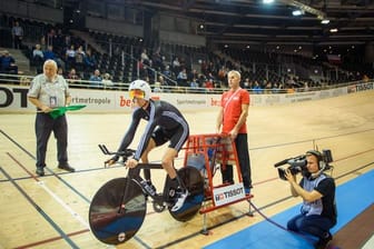 Der deutsche Paralympics-Fahnenträger Michael Teuber hat bei der Bahnrad-Verfolgung die Final-Läufe klar verpasst.