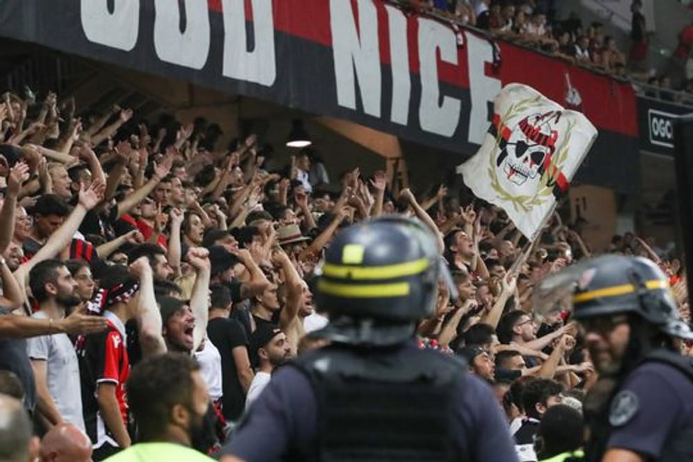 Zuletzt hatten Anhänger von Nizza im Spiel gegen Marseille immer wieder Gegenstände aufs Spielfeld geworfen.