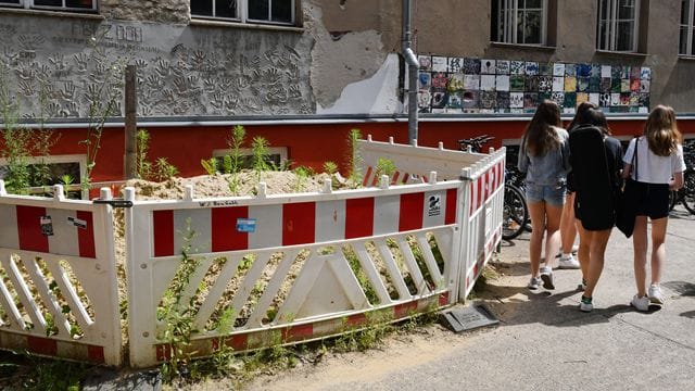 Absperrungen vor einer maroden Wand an einer Berliner Schule. Absperrungen vor einer maroden Wand an einer Berliner Schule.