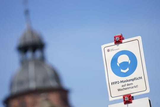 Maskenpflicht auf einem Wochenmarkt in Aschaffenburg.