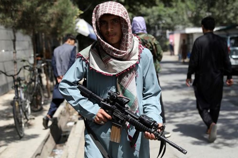 Ein Taliban-Kämpfer steht an einem Kontrollpunkt im Viertel Wazir Akbar Khan in afghanischen Hauptstadt Kabul.