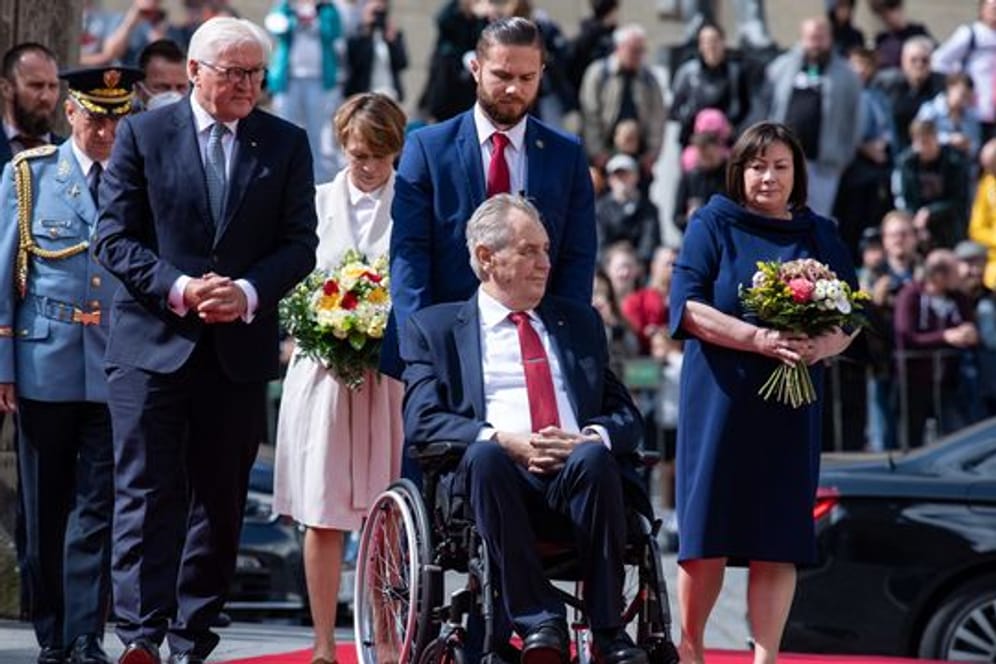 Bundespräsident Frank-Walter Steinmeier und seine Frau Elke Büdenbender werden vom tschechischen Präsidenten Milos Zeman und dessen Frau an der Prager Burg empfangen.