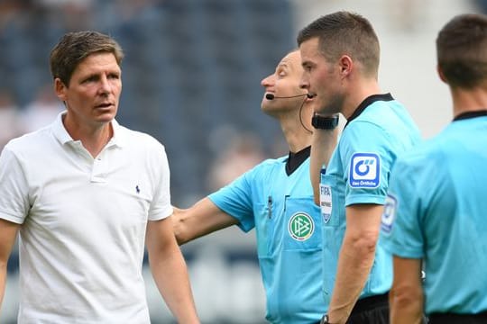 Oliver Glasner (l) kritisiert den engen internationalen Terminkalender.