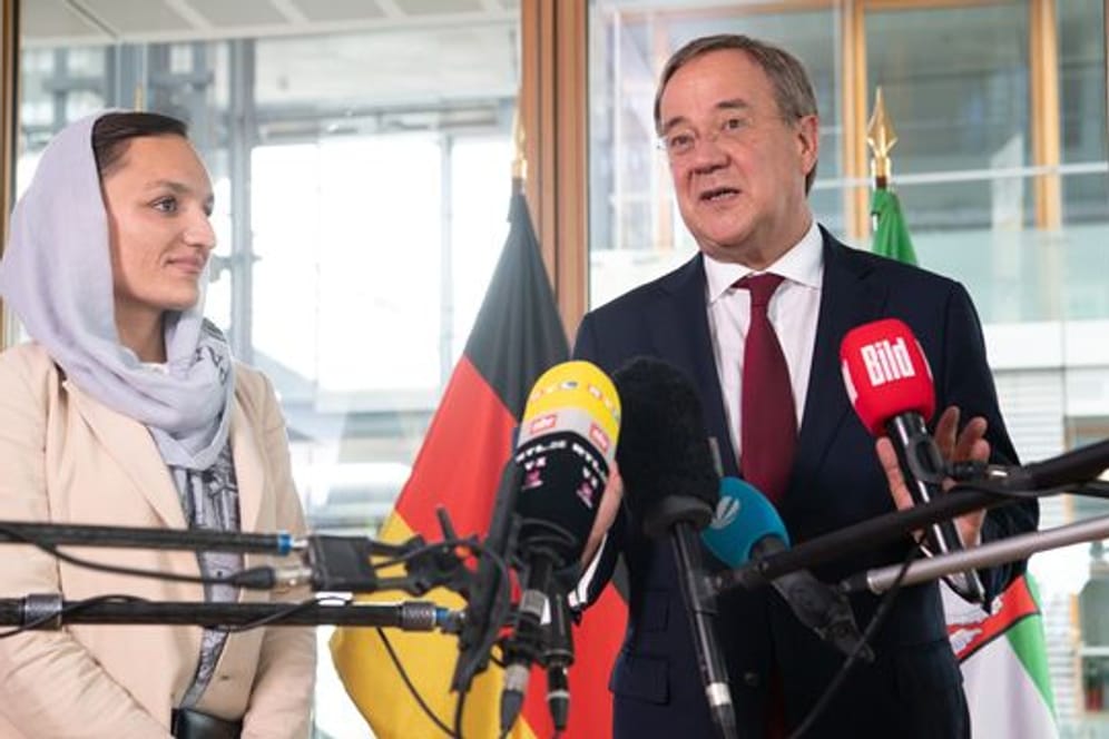 Armin Laschet (CDU,r), Ministerpräsident von Nordrhein-Westfalen und Zarifa Ghafari, ehemalige Bürgermeisterin von Maidan Shahr.