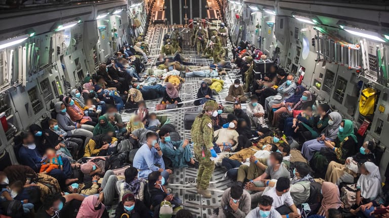 Afghanische Flüchtlinge in einem Flugzeug: Die Bundesregierung will weitere Ortskräfte nach Deutschland holen.