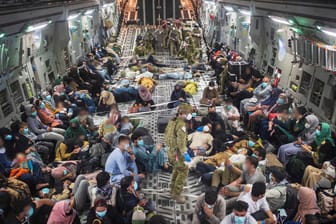 Afghanische Flüchtlinge in einem Flugzeug: Die Bundesregierung will weitere Ortskräfte nach Deutschland holen.