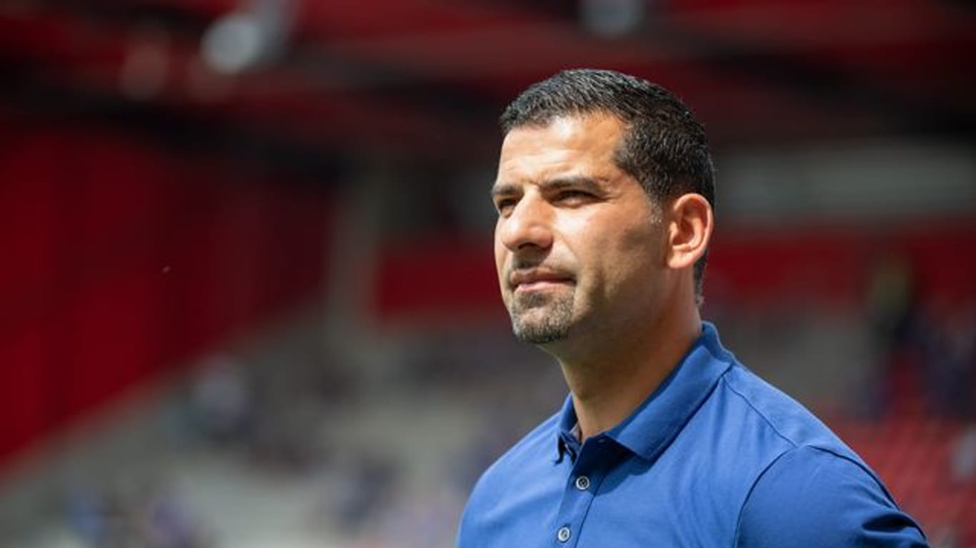 Trainer Dimitrios Grammozis stellt sich beim FC Schalke 04 der Kritik.