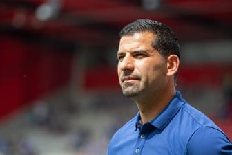 Trainer Dimitrios Grammozis stellt sich beim FC Schalke 04 der Kritik.