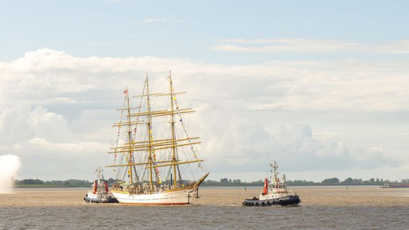 Das "Schulschiff Deutschland" läuft im Hafen von Bremerhaven ein.