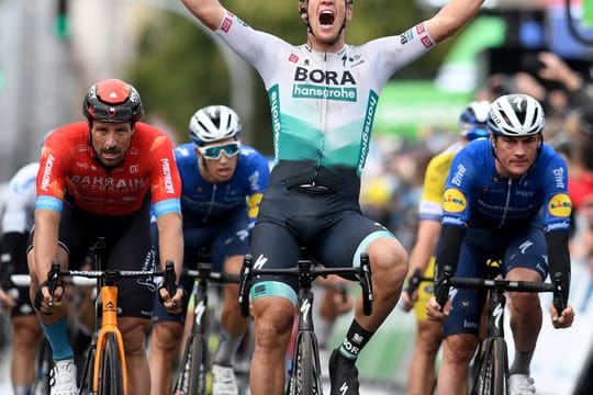 Ackermann vom Team Bora-hansgrohe jubelt nach seinem Sieg auf der ersten Etappe der Deutschland-Tour.