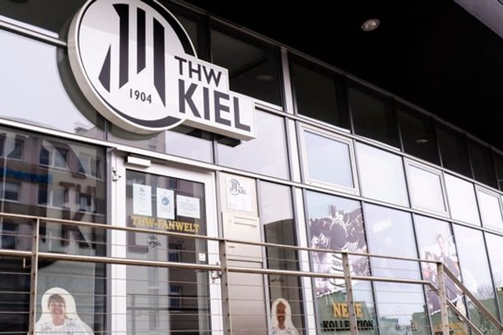 Das Logo des THW Kiel ist über dem Eingang der THW-Fanwelt angebracht.