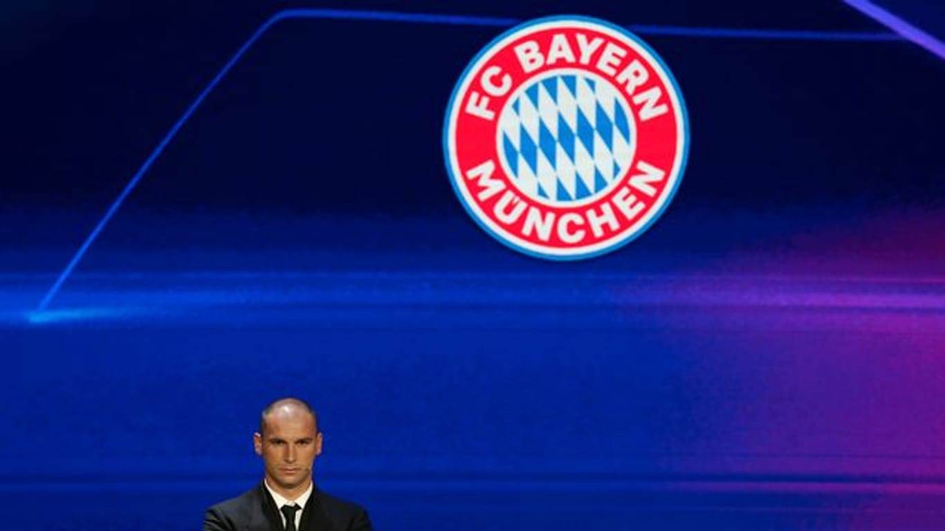 Branislav Ivanovic, serbischer Fußballprofi, zeigt ein Los mit der Aufschrift "FC Bayern".