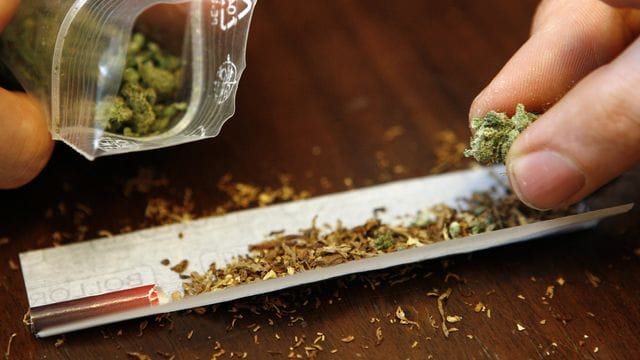 Grünen-Kanzlerkandidatin Baerbock ist für eine kontrollierte Freigabe von Cannabis. Grünen-Kanzlerkandidatin Baerbock ist für eine kontrollierte Freigabe von Cannabis.