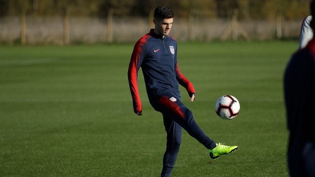 Pulisic jongliert während des Trainings der US-Nationalmannschaft mit dem Ball.