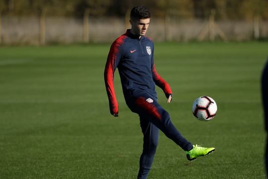 Pulisic jongliert während des Trainings der US-Nationalmannschaft mit dem Ball.