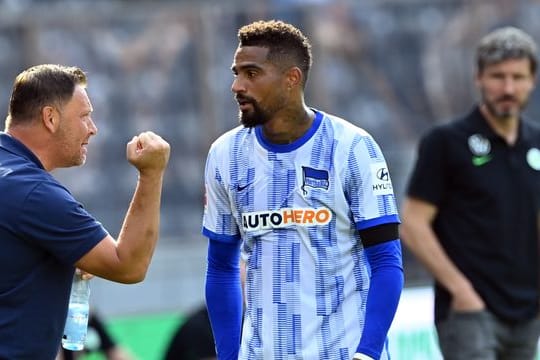 Herthas Trainer Pal Dardai (l) spricht mit Kevin-Prince Boateng an der Seitenauslinie.