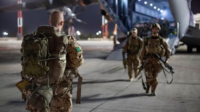 Fallschirmjäger der Bundeswehr haben Kabul verlassen und kommen in Taschkent an. Fallschirmjäger der Bundeswehr haben Kabul verlassen und kommen in Taschkent an.