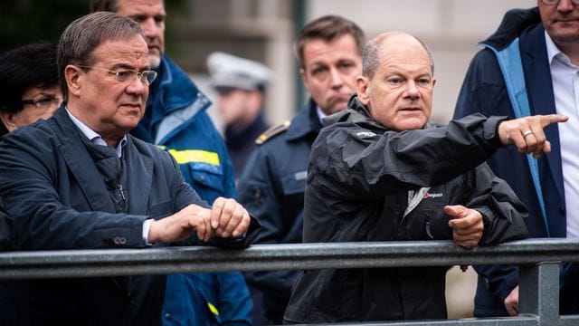 Die Kanzlerkandidaten von Union und SPD, Armin Laschet und Olaf Scholz, bei einem Besuch der Flutgebiete in Nordrhein-Westfahlen.